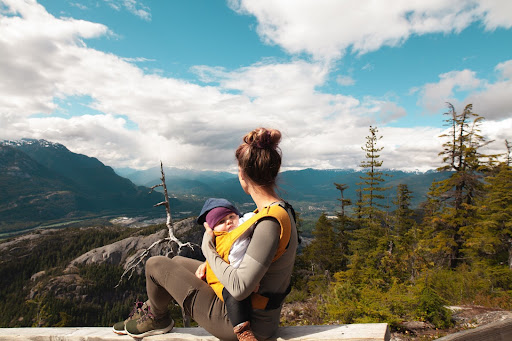 Beginner’s Guide to Baby Carriers & Babywearing: Benefits, Safety Tips, How-To