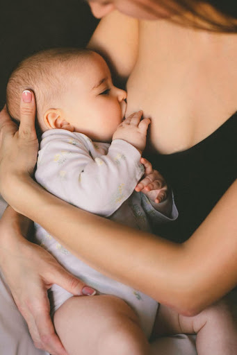 Our Top Tips & Tricks for Nursing Moms to Breastfeed in Public With Ease